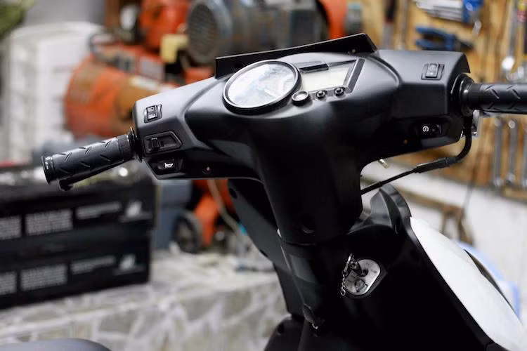 Ở phía trên tay lái, cụm đồng hồ nguyên bản với thiết kế khá đơn giản của Click đã được thay bằng đồng hồ Koso RX2. Được dân chơi xe Việt ưa chuộng, đồng hồ này được tích hợp đầy đủ các tính năng như báo giờ, 2 bộ đếm quãng đường đi... bên cạnh các tính năng phổ thông như tốc độ hay mức xăng.