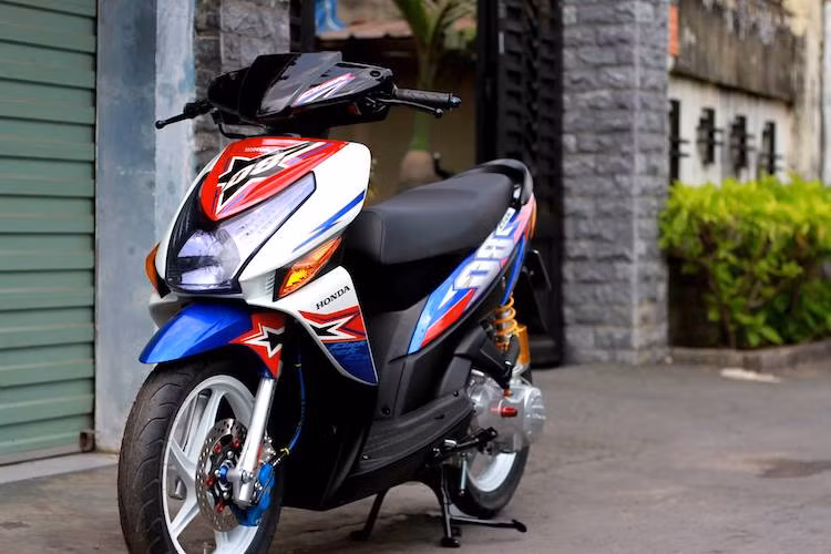 Mặc dù vậy, nếu rơi vào tay những người chơi xe tâm huyết, chiếc Click 110 của Honda Việt Nam vẫn có thể trở thành một mẫu "xe chơi" đầy phong cách. Không độ lại quá nhiều phụ tùng "khủng", mới đây một thợ độ xe có tiếng tại Sài Gòn đã tạo ra một bản độ Click đầy bắt mắt và được trang bị một số "đồ chơi" đáng giá.