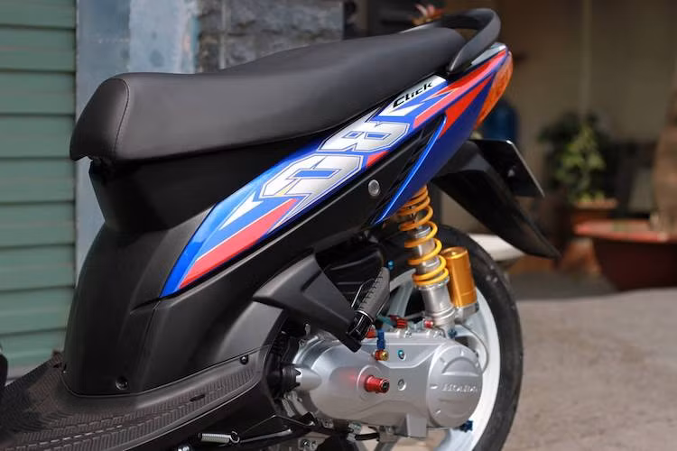 Toàn bộ dàn áo của chiếc xe đã được sơn lại theo gam màu trắng-xanh, đi kèm với bộ tem phong cách thể thao được thiết kế riêng. Bộ tem này đã đem lại vẻ bắt mắt cho chiếc xe ngay từ cái nhìn đầu tiên.