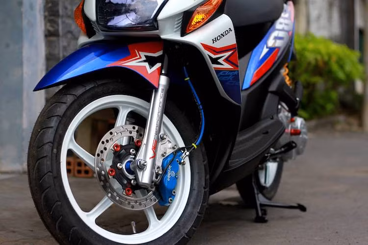 Trên bản độ này, cặp mâm đúc 5 cánh nguyên bản của Click đã được giữ nguyên, nhưng sử dụng lốp kích thước lớn 90/90 để đem tới cho xe vẻ khỏe khoắn hơn. Hệ thống phanh trước cũng được nâng cấp với đĩa phanh tự gia công bởi thợ Việt kết hợp với heo Brembo 2 piston.