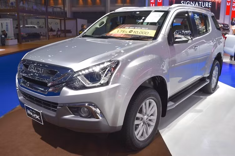 Ở bên ngoài, có thể dễ dàng nhận ra MU-X 2017 sở hữu thiết kế khỏe khoắn và ấn tượng hơn so với bản cũ. Trong đó, cản trước của xe có kiểu dáng thể thao hơn, phía trên là lưới tản nhiệt được chỉnh sửa nhẹ nằm giữa cặp đèn pha với các dải LED ban ngày hiện đại.