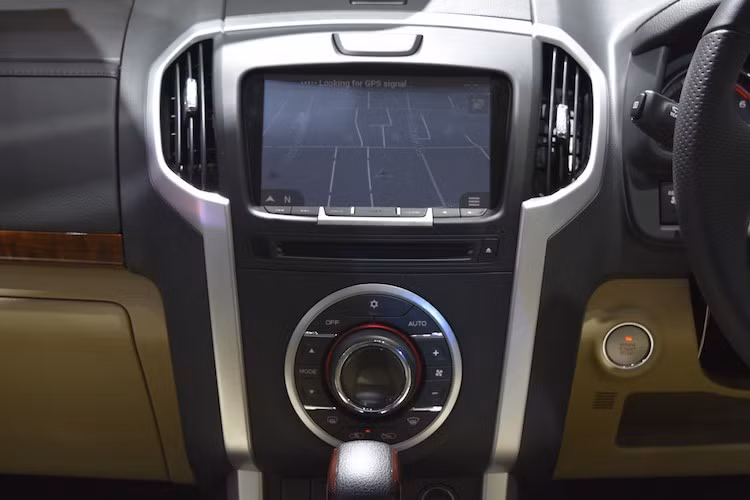 Nằm bên trên bảng điều khiển trung tâm, hãng xe hơi Isuzu đã loại bỏ hệ thống giải trí Kenwood của phiên bản cũ và thay vào đó là màn hình cảm ứng 8 inch, được tích hợp đầy đủ các tiện ích như định vị vệ tinh và kết nối smartphone. Xe cũng có khả năng hiển thị nội dung trên màn hình điện thoại lên hệ thống thông tin giải trí.