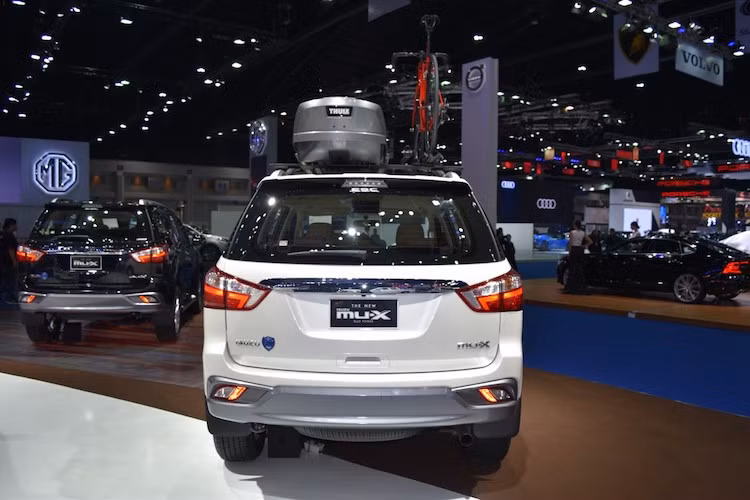 Tại thị trường Thái Lan, MU-X 2017 sẽ được bán với 6 phiên bản cấu hình khác nhau với giá từ 1,099 tới 1,47 triệu Baht (tương đương 711 tới 961 triệu đồng). Sau thị trường Thái, nhiều khả năng MU-X sẽ tới Ấn Độ tiếp theo. Trong khi đó, do dòng xe MU-X mới xuất hiện vào năm 2016 ở Việt Nam nên nhiều khả năng phiên bản 2017 mới sẽ được ra mắt rất muộn tại nước ta.