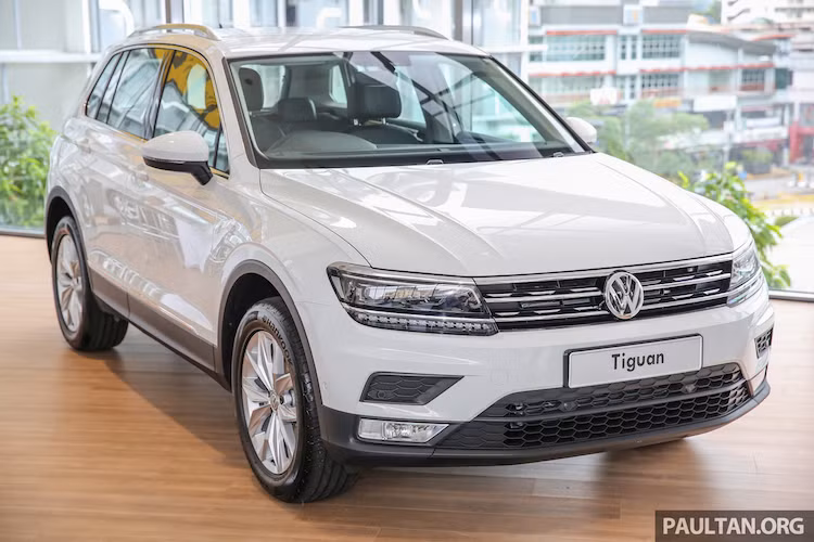 Ra mắt lần đầu tại triển lãm Frankfurt cách đây 2 năm, mẫu crossover hạng C Volkswagen Tiguan 2017 thế hệ thứ 2 được cách tân toàn bộ đã vừa chính thức đặt chân tới thị trường Malaysia. Phiên bản Tiguan bán ở Malaysia được lắp ráp dạng CKD, sẽ có 2 phiên bản từ thấp tới cao là Comfortline và Highline.