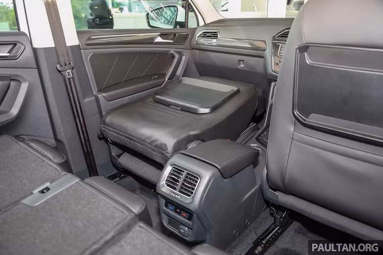 Các ghế ngồi trước của Tiguan có khả năng gập phẳng hoàn toàn xuống, đồng thời được tích hợp sẵn bàn gấp tương tự như trên máy bay. Phiên bản Highline sở hwuux hệ thống điều hòa không khí 3 vùng với cửa gió và cụm điều khiển độc lập cho các hành khách ngồi phía sau.