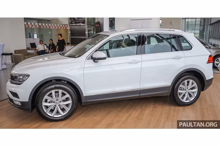 Tại thị trường Malaysia, phiên bản Comfortline của Tiguan được bán với giá khởi điểm 149.000 Ringgit (tương đương 763 triệu đồng). Trong khi đó, phiên bản cao cấp Highline có giá 169.000 Ringgit (tương đương 865 triệu đồng).