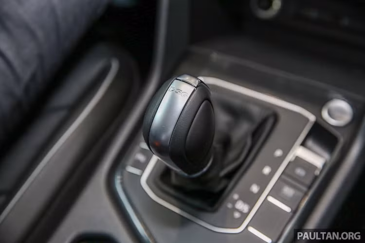 Kết hợp với động cơ là hệ dẫn động cầu trước cùng hộp số tự động ly hợp kép DSG 6 cấp với bộ côn khô. Xe sẽ được bán với 5 màu sắc khác nhau là trắng, đen, xanh, bạc và xám, kèm theo chế độ bảo hành 5 năm có hỗ trợ trên đường và bảo dưỡng mỗi 15.000 km.