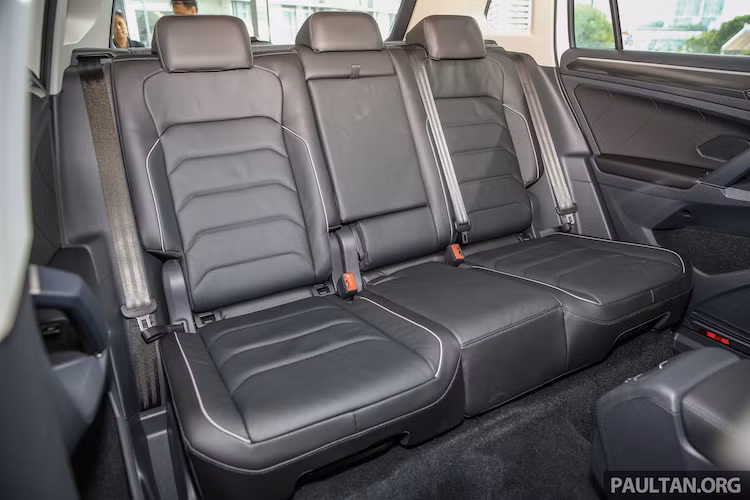 Nhờ có trục cơ sở dài hơn nên không gian trong cabin cũng được mở rộng, với thể tích khoang hành lý tăng thêm 145l và khoảng trống cho đầu gối hành khách ngồi hàng ghế sau lớn hơn 29 mm. Theo Volkswagen họ đã thiết kế Tiguan để có thể kéo được tải trọng lớn tới 2,5 tấn.