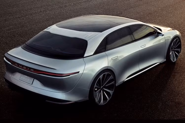 Vòm mui của Air được kéo dài tới gần hết đuôi, khiến cho đuôi của mẫu sedan chạy điện này trở nên cực ngắn và tạo nên không gian rộng rãi hơn phía trong cabin. Cũng giống như phần đầu, đuôi xe của Lucid Air cũng có cặp đèn hậu tạo thành một dải LED chạy ngang thân đơn giản nhưng hiện đại.