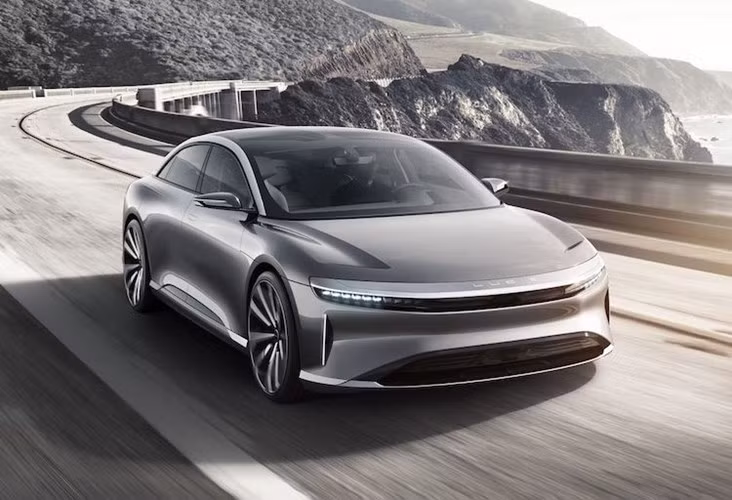 Ở phiên bản giá rẻ nhất, Lucid Air sở hữu mô-tơ điện dẫn động cầu sau với công suất tối đa 400 mã lực. Trong khi đó, bản cao cấp của xe có 2 mô-tơ điện, mỗi chiếc được đặt ở cầu trước và sau của xe để đạt tổng công suất lên tới 1000 mã lực. Lucid Motors sẽ đem tới cho khách hàng 2 lựa chọn dung lượng pin là 100 kWh và 130 kWh.