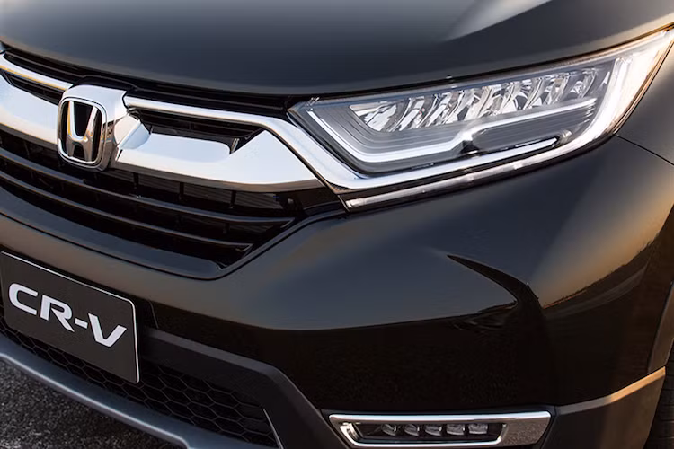 Trên CR-V mới, khác biệt lớn nhất nằm ở phần đầu với thiết kế trẻ trung hơn nhờ cụm đèn pha LED nối liền với lưới tản nhiệt mạ bóng, tương tự phong cách của Civic thế hệ mới. Đặc biệt, lưới tản nhiệt của xe còn có các màn chắn tự động Automatic Shutter Grille System, có khả năng đóng lại để giảm lực cản khí động học cho xe.