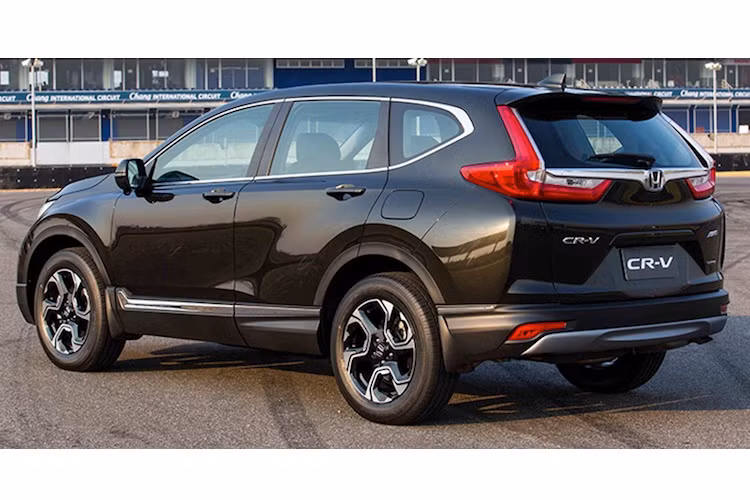 Ở hai bên thân xe, CR-V cũng có thiết kế với nhiều điểm mới mẻ cùng bộ mâm 6 cánh 2 tông màu đẹp mắt. Trong khi đó, đuôi xe nổi bật với những đường nét góc cạnh hơn, đèn hậu LED hình chữ L và thanh mạ chrome chạy ngang. So với thế hệ trước, CR-V mới có trục cơ sở dài hơn 41 mm.
