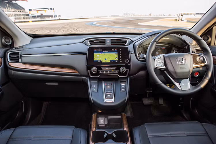 Ở bên trong nội thất, CR-V thế hệ mới đã có bảng táp-lô với nhiều góc cạnh hơn so với thế hệ trước và được thiết kế với tính công thái học cao hơn, thân thiện hơn với người dùng. Nằm ở vị trí trung tâm là hệ thống thông tin giải trí với màn hình 7 inch hỗ trợ các kết nối smartphone Apple Carplay và Android Auto.