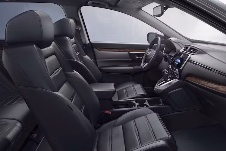 Bên trong cabin của xe cũng sử dụng nhiều chất liệu với bề mặt mềm mại, cao cấp hơn. Nhờ có trục cơ sở dài hơn, hàng ghế sau có thêm 53 mm khoảng để chân cho người ngồi, trong khi thể tích khoang hành lý tăng thêm 56,6 lít, đạt 1104 lít. Các trang bị mới trên xe gồm khởi động từ xa, điều hòa không khí 2 vùng, gương hậu có sưởi, ghế lái chỉnh điện 8 hướng và ghế phụ chỉnh 4 hướng...