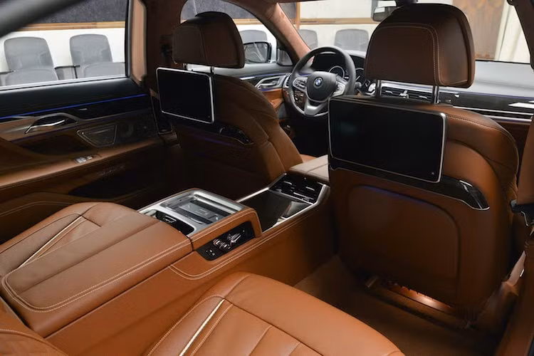 Ngoài ra, bệ cửa có đèn LED của xe có dòng chữ số V12 thay vì M760Li. Một số chi tiết khác các ghế ngồi hoa văn đặc biệt, và bảng đồng hồ với giới hạn tối đa 330 km/ giúp phiên bản 760Li Excellence trở nên khác biệt với những chiếc 7 Series khác.