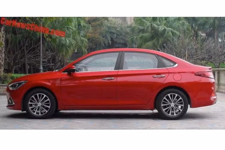 Celesta của Hyundai có chiều dài 4510 mm, rộng 1756 mm, cao 1470 mm và có trục sơ sở dài 2650 mm. Như vậy, chiếc xe dài hơn dòng Verna mới 50 mm nhưng ngắn hơn 25 mm so với Elantra, khiến nó trở thành một mẫu xe gần lên tới phân khúc C.