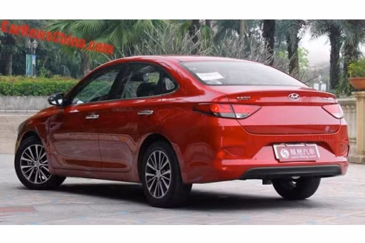 Ở phía sau, chiếc sedan cỡ nhỏ Celesta có thiết kế đơn giản với cặp đèn hậu LED và nắp khoang hành lý trơn, ít chi tiết. Hốc biển số của xe được chuyển xuống cản trước khiến chiếc xe trông gọn gàng hơn.