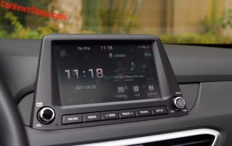 Mặc dù vậy, các phiên bản cao cấp của Hyundai Celesta cũng được trang bị khá nhiều tiện nghi cao cấp như tay lái full nút điều khiển âm thanh, hệ thống thông tin giải trí với màn hình cảm ứng lên tới 8 inch cùng kết nối smartphone, Apple Carplay, Bluetooth, USB... dạng tablet nằm thẳng đứng trên táp-lô.