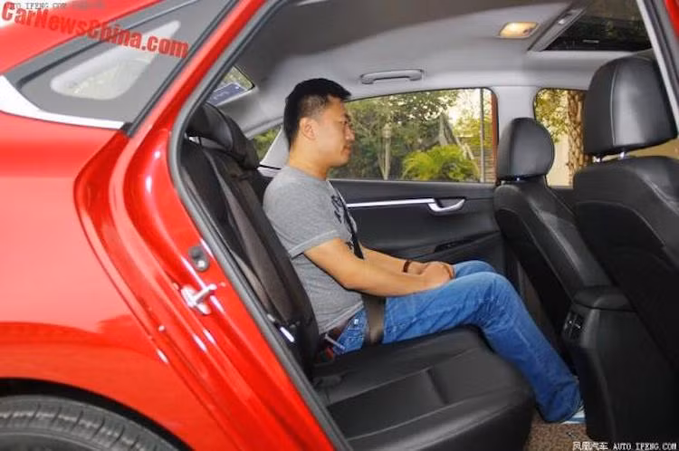 Phiên bản cao cấp của chiếc xe cũng có cửa gió điều hòa độc lập cho hàng ghế sau. Do dựa trên chiếc Hyundai Elantra thế hệ thứ 4 nên Celesta sở hữu không gian cho hàng ghế sau lớn hơn các đối thủ hạng B và gần tương đương với những mẫu xe hạng C thế hệ mới.