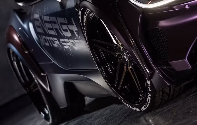 Cả 4 hốc bánh trên phiên bản BMW i8 Dark Knight Edition của Energy Motor Sport được nới rộng hơn so với i8 nguyên bản nhờ có các nẹp bằng sợi carbon được thiết kế đặc biệt cho chiếc xe.