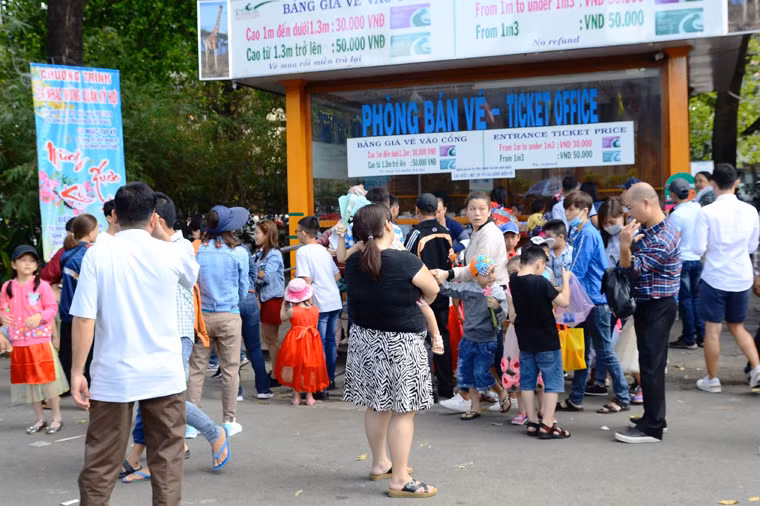 Mung 2 Tet Ky Hoi: Tre thich thu, nguoi lon “duoi” o Thao Cam Vien ​