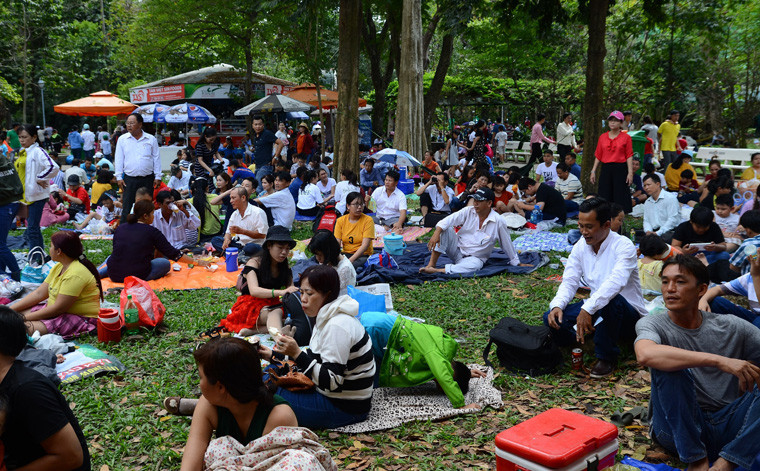 "Nhìn con nhỏ vui chơi trong những ngày Tết, chúng tôi dù mệt mỏi vì nắng nóng nhưng cũng thấy vui lây", một phụ huynh chia sẻ.