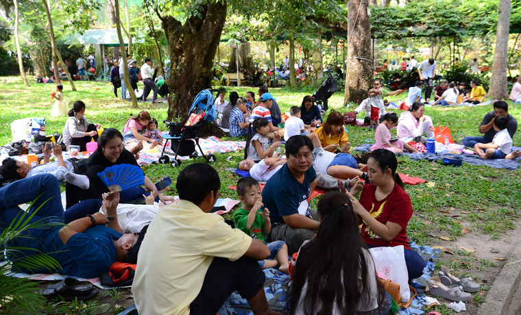Hàng nghìn phụ huynh tìm đủ cách để trốn nắng nóng ở Thảo Cầm Viên Sài Gòn.