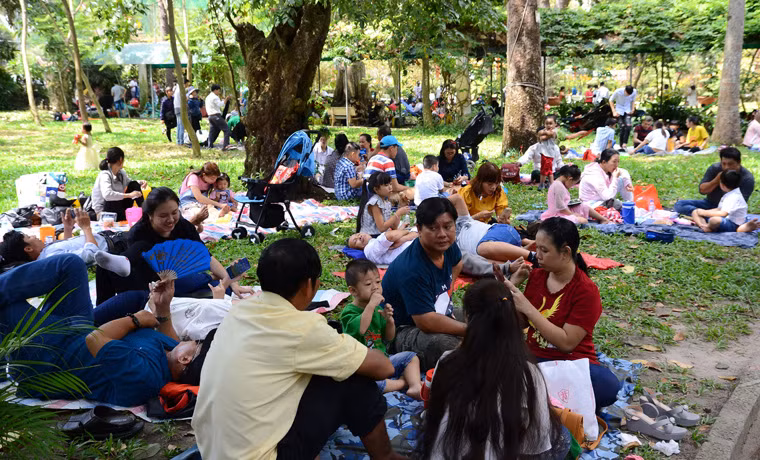 Hàng nghìn phụ huynh tìm đủ cách để trốn nắng nóng ở Thảo Cầm Viên Sài Gòn.