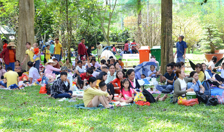 Trong khi đó, người lớn tỏ ra mệt mỏi vì nắng nóng gay gắt.