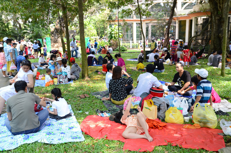 Nhiều phụ huynh trãi tấm bạt, mắc võng, dựng lều...ở các thảm cỏ để nghỉ ngơi.