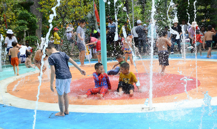 Trẻ nhỏ "vui như Tết" trong ngày Mùng 2 Tết Kỷ Hợi ở các khu vui chơi tại TP HCM.