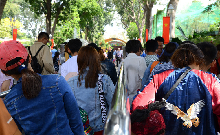 Bất chấp nắng nóng gay gắt, nhiều phụ huynh vẫn đưa con nhỏ đến Thảo Cầm Viên Sài Gòn để tham quan ngày Mùng 2 Tết Kỷ Hợi.