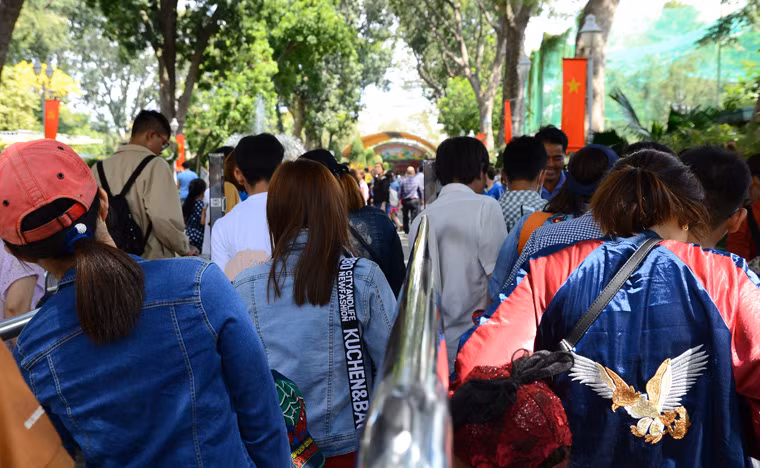 Bất chấp nắng nóng gay gắt, nhiều phụ huynh vẫn đưa con nhỏ đến Thảo Cầm Viên Sài Gòn để tham quan ngày Mùng 2 Tết Kỷ Hợi.