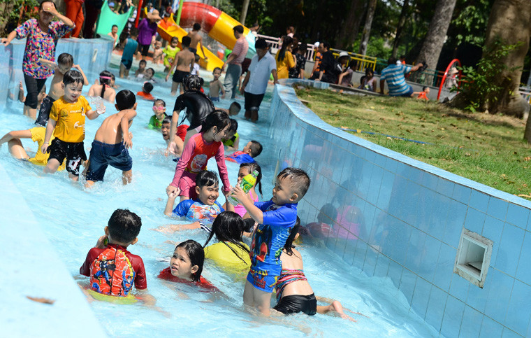 Do thời tiết quá nóng nên khi được tắm hồ bơi, các em nhỏ tỏ ra háo hức...