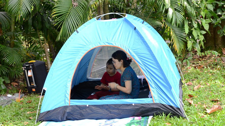 Dựng lều cho con nhỏ nghỉ ngơi khi tham quan Thảo Cầm Viên.
