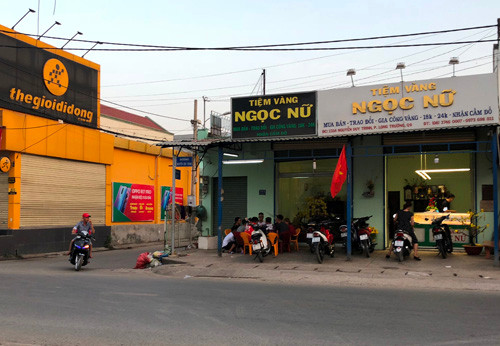 Nam thanh nien xong vao dap tu kinh tiem vang chieu Mung 1 Tet