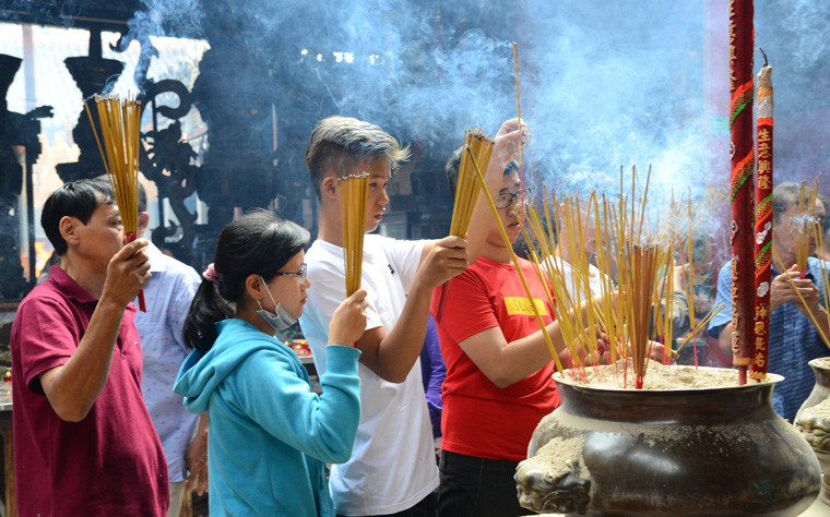 Các bạn trẻ ở Sài Gòn cũng thành tâm đến cửa Phật trong dịp đầu năm mới.