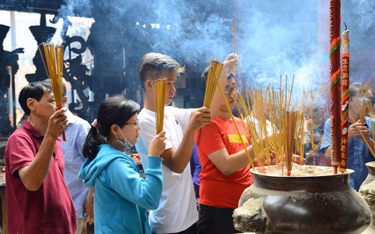 Các bạn trẻ ở Sài Gòn cũng thành tâm đến cửa Phật trong dịp đầu năm mới.