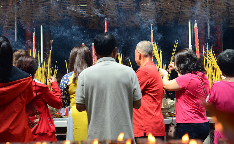 Trong khi các tuyến đường trong thành phố khá tấp nập thì ở chùa, khá đông người tìm đến.