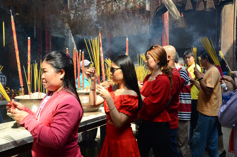 Đi lễ chùa đầu năm là nét đẹp trong văn hóa của người dân Việt Nam nói chung và người Sài Gòn nói riêng. Trong 2 ngày đầu năm mới Kỷ Hợi, hàng ngàn người đã tập trung đến các ngôi chùa ở TP HCM để cầu bình an cho gia đình và mọi người trong năm mới.