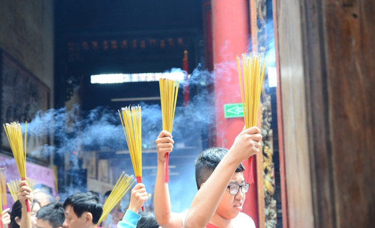 Hàng nghìn lượt người bất chấp nắng nóng, khói hương vẫn chen chân xếp hàng đến chùa lên chùa thắp hương, cầu cho gia đình sức khỏe bình an, may mắn và hạnh phúc ngày đầu năm mới.