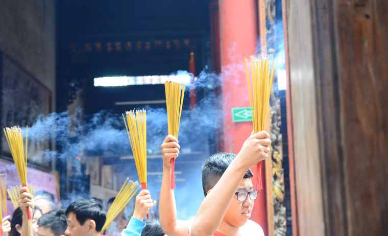 Hàng nghìn lượt người bất chấp nắng nóng, khói hương vẫn chen chân xếp hàng đến chùa lên chùa thắp hương, cầu cho gia đình sức khỏe bình an, may mắn và hạnh phúc ngày đầu năm mới.