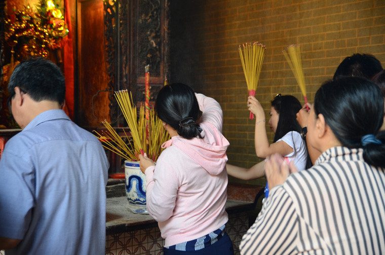 Bỏ qua những tất bật của một năm mưu sinh, thời gian Tết, nơi đình chùa, miếu mạo... là nơi tôn nghiêm, thanh tịnh, tìm đến cũng là để giũ bỏ ưu phiền, tìm đến cõi thiện.