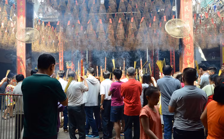 Người dân thành tâm thắp nhang cầu nguyện bình an ngày đầu năm mới.