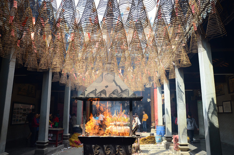 Suốt từ sáng sớm đến tận tối khuya ngày đầu năm mới Kỷ Hợi 2019, các ngôi chùa ở TP HCM đông đúc người dân đến viếng, thắp nhang.