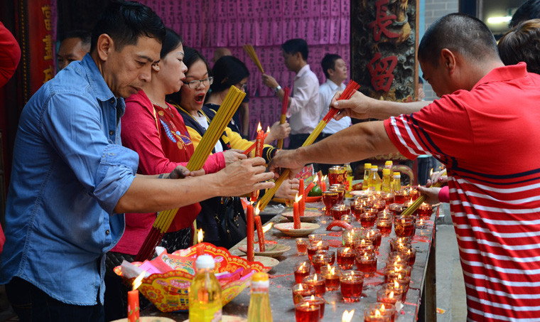Từ sáng sớm Mùng 2 Tết, các ngôi chùa ở TP HCM cũng đã đông đúc người đến viếng.