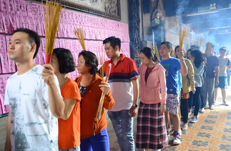 Theo ghi nhận của PV Kiến Thức, trưa mùng 1 Tết người dân Sài Gòn đã không ngại nắng nóng, khói nhang cay mắt đã đến chùa bà Thiên Hậu (quận 5, TP HCM) để cầu may mắn đầu năm.