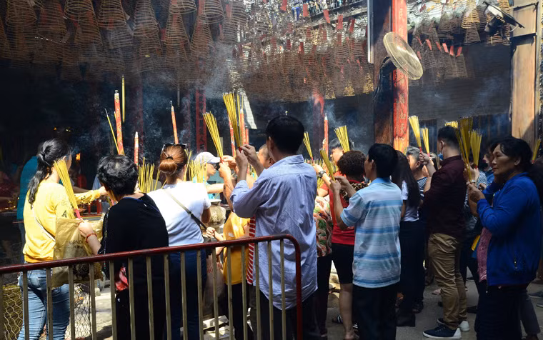 Sau khi viếng chùa, người Sài Gòn sẽ ra đường du xuân trong tiết trời rất đẹp đầu năm mới.