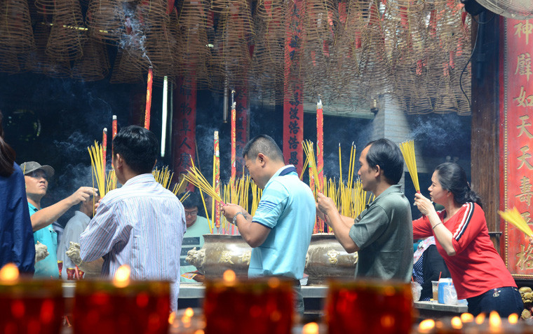 Đi lễ chùa đầu năm mới tạo nên một nét đẹp thuần chất dân giã của người Sài Gòn.