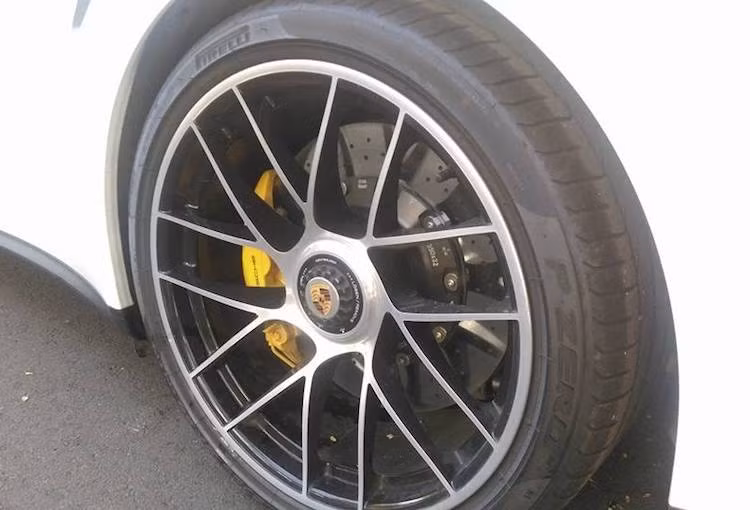 2 bên thân xe chỉ có bộ mâm đúc 7 cánh kép xoắn với 2 tông màu kim loại phay và đen, bên cạnh tay nắm cửa mới. So với phiên bản trước, chiếc xe cũng có lốp sau rộng hơn 1/2 inch, cùng với cản sau và chụp ống xả thiết kế khác. Cuối cùng, nắp động cơ cũng có các khe hút gió làm mát lớn hơn.